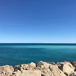 Menton nella vecchia città con vista mare
